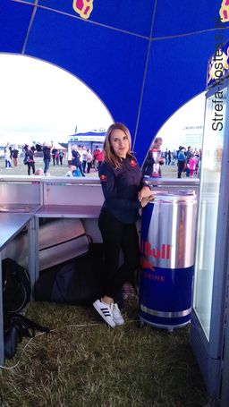 <p>Hostessa Red Bull'a na ,,Air Picnic" w Lesznie</p>